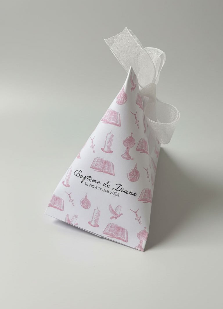 Ballotin de dragées personnalisé pour baptême rose, motif dessiné à la main, fermé par un ruban – collection baptême Prulines