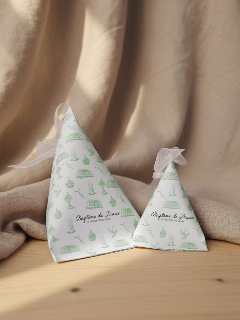 Grand ballotin de baptême personnalisé vert avec motifs religieux, boîte à dragées élégante pour baptême