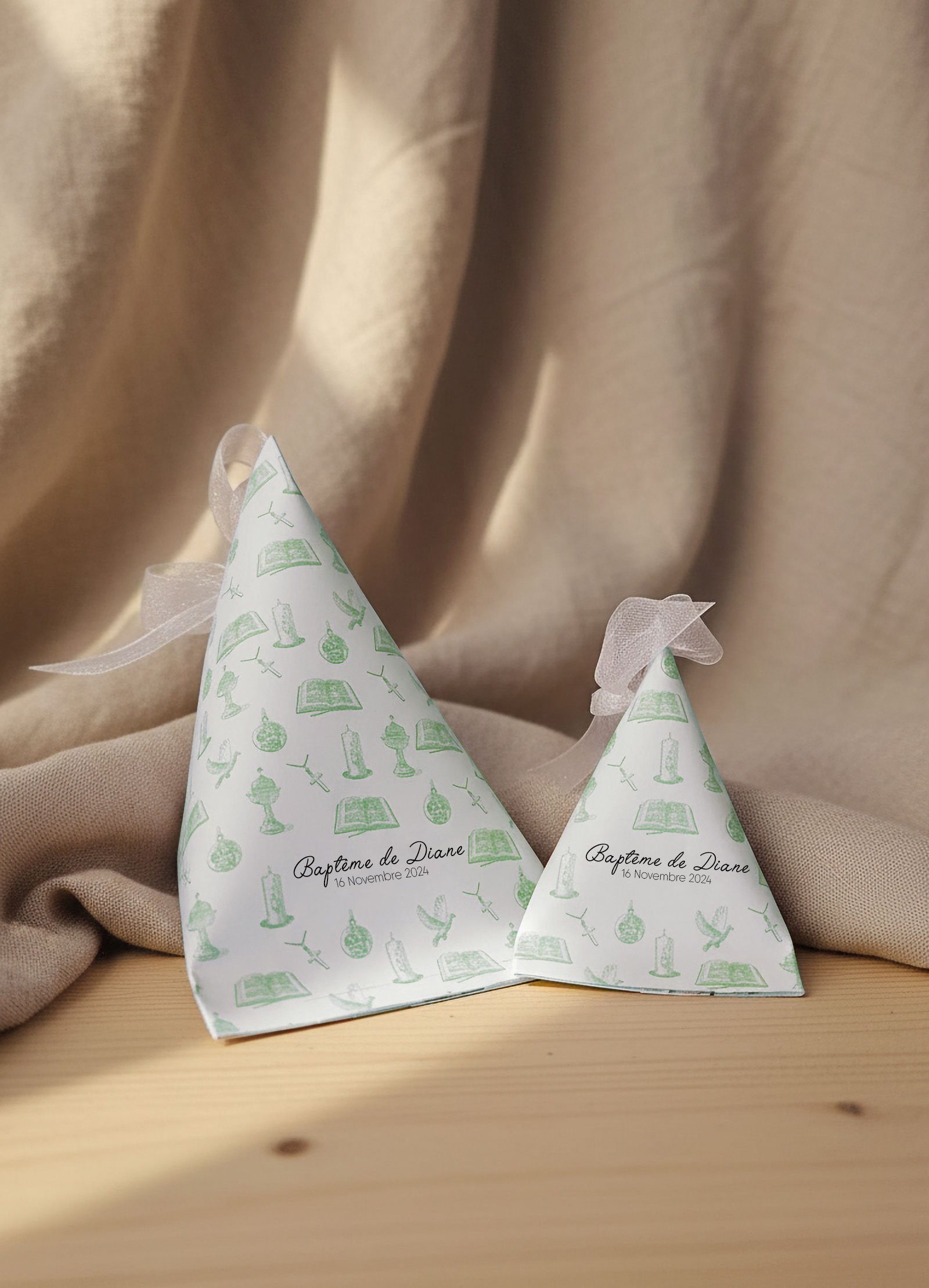 Grand ballotin de baptême personnalisé vert avec motifs religieux, boîte à dragées élégante pour baptême